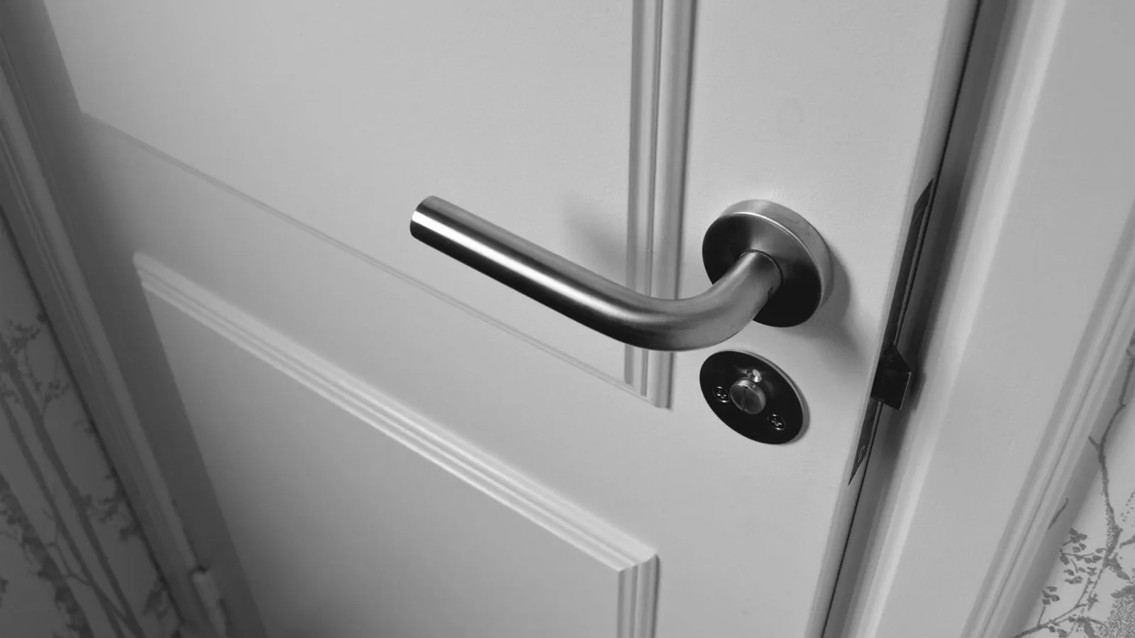 So sánh cửa Composite với cửa gỗ tự nhiên, MDF và nhựa ABS