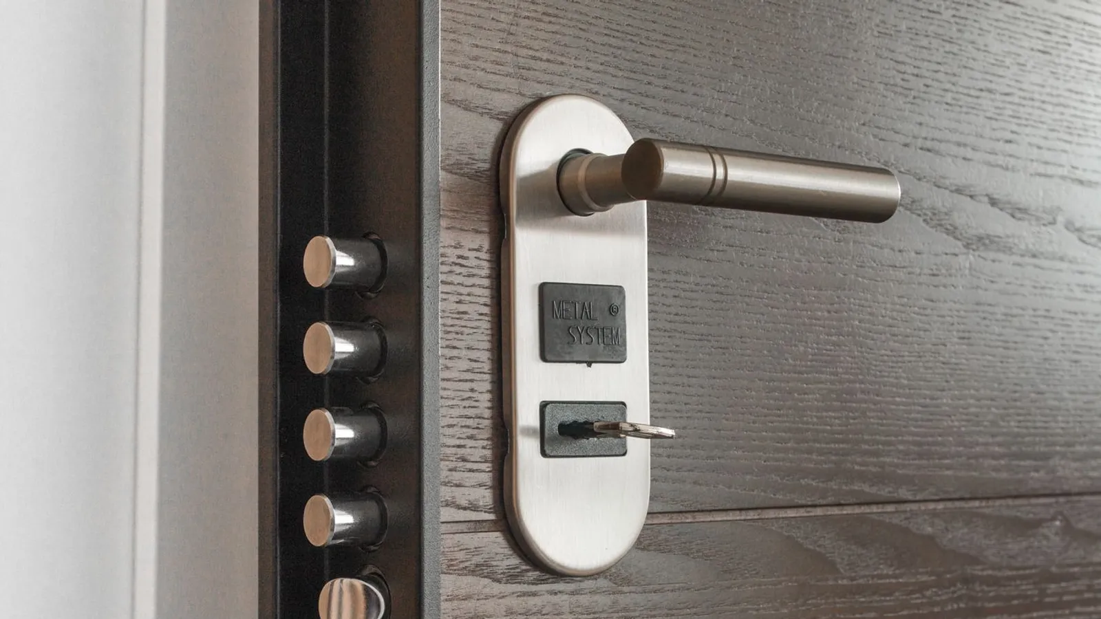 Khóa thông minh hết pin thì mở cửa thế nào?